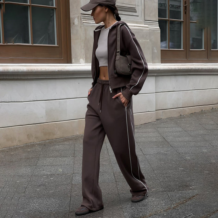 Damer avslappnat loungset med cropped hoodie och vida byxor Mirla-Eva Jonsson