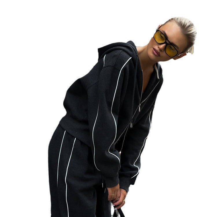 Damer avslappnat loungset med cropped hoodie och vida byxor Mirla-Eva Jonsson