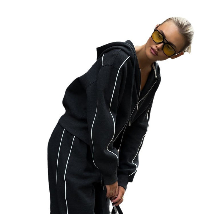 Damer avslappnat loungset med cropped hoodie och vida byxor Mirla-Eva Jonsson