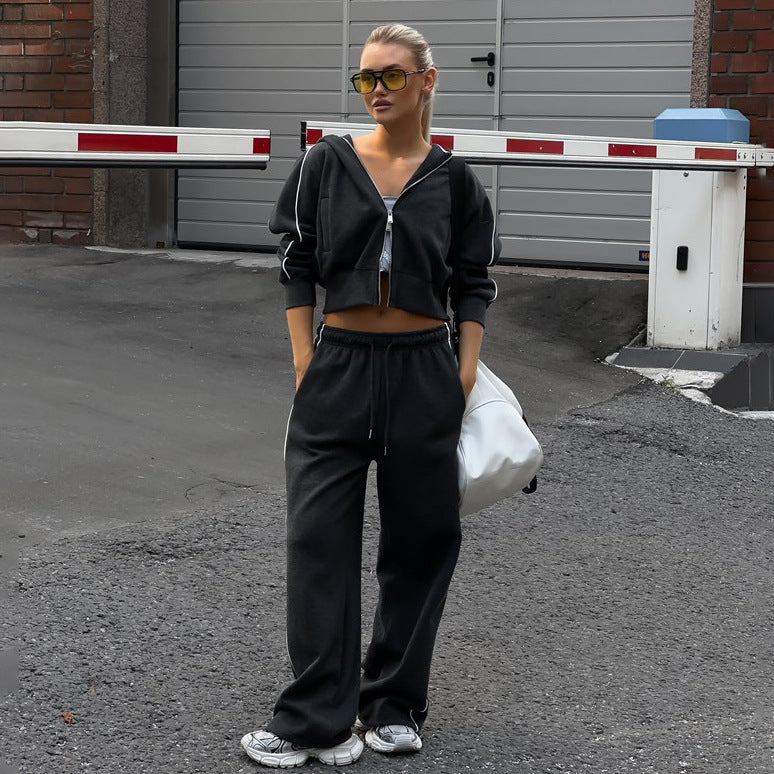 Damer avslappnat loungset med cropped hoodie och vida byxor Mirla-Eva Jonsson