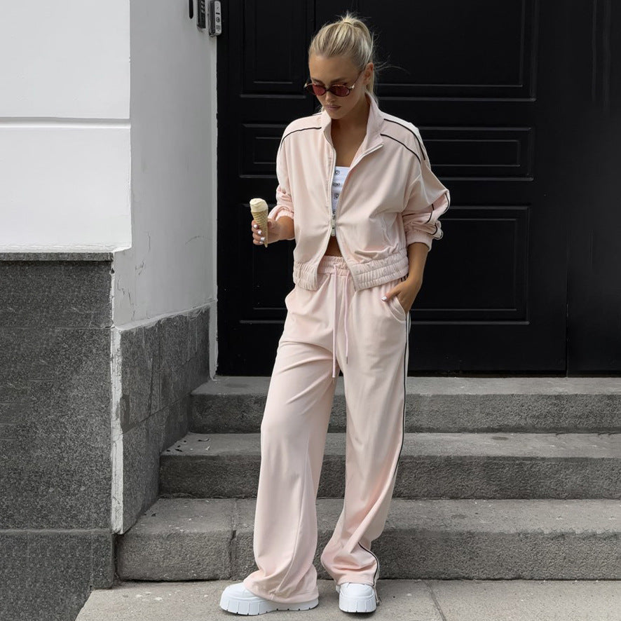 Damer avslappnat loungset med cropped hoodie och vida byxor Mirla-Eva Jonsson
