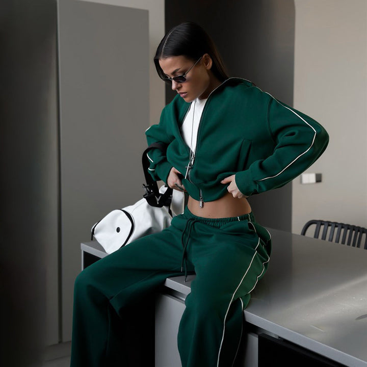 Damer avslappnat loungset med cropped hoodie och vida byxor Mirla-Eva Jonsson