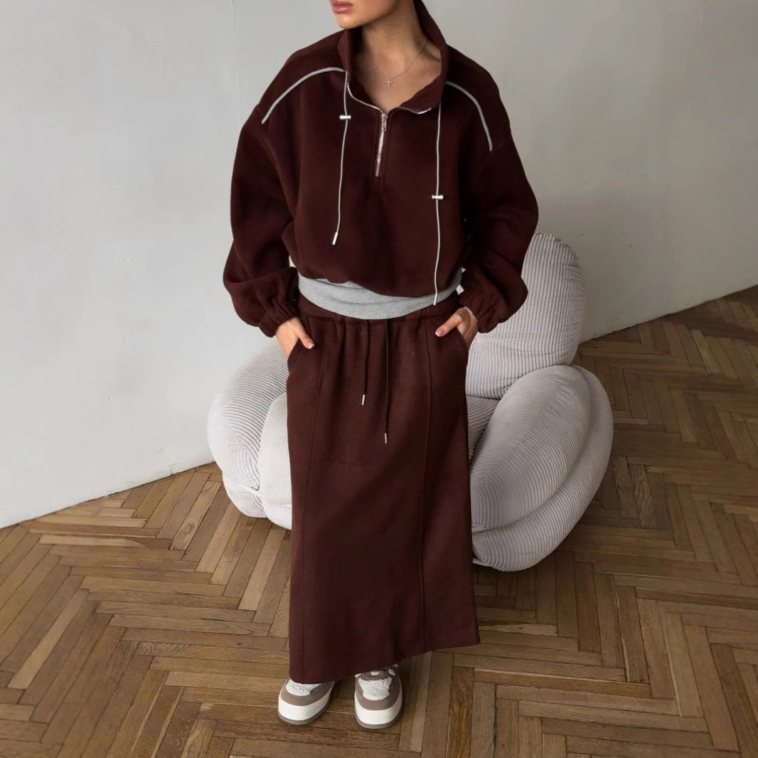 Damer avslappnat sportoutfit med hoodie och maxikjol Mirla-Eva Jonsson