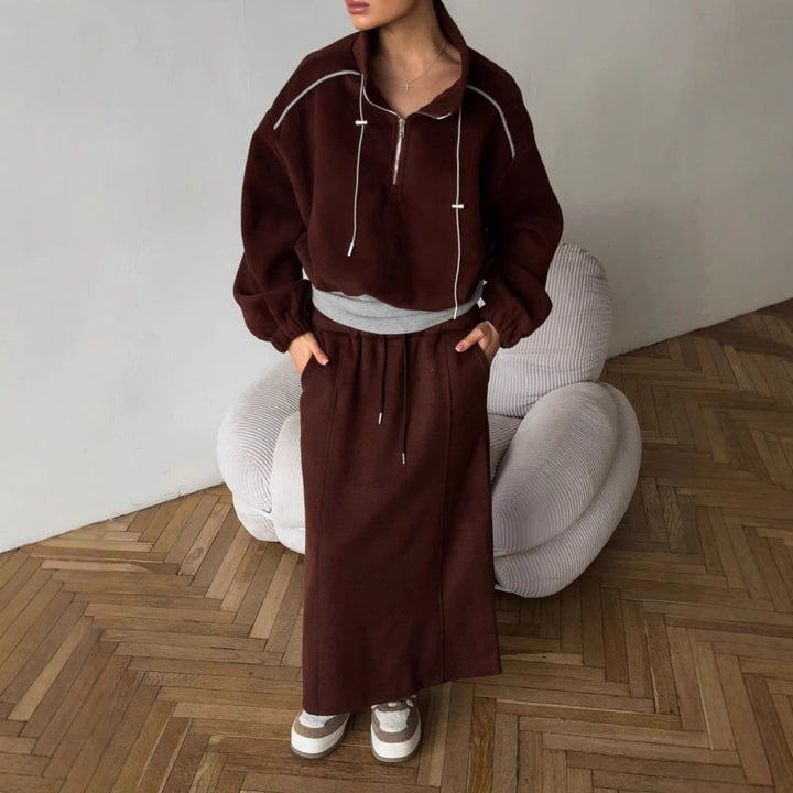 Damer avslappnat sportoutfit med hoodie och maxikjol Mirla-Eva Jonsson