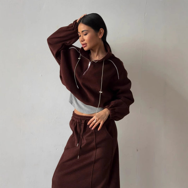 Damer avslappnat sportoutfit med hoodie och maxikjol Mirla-Eva Jonsson