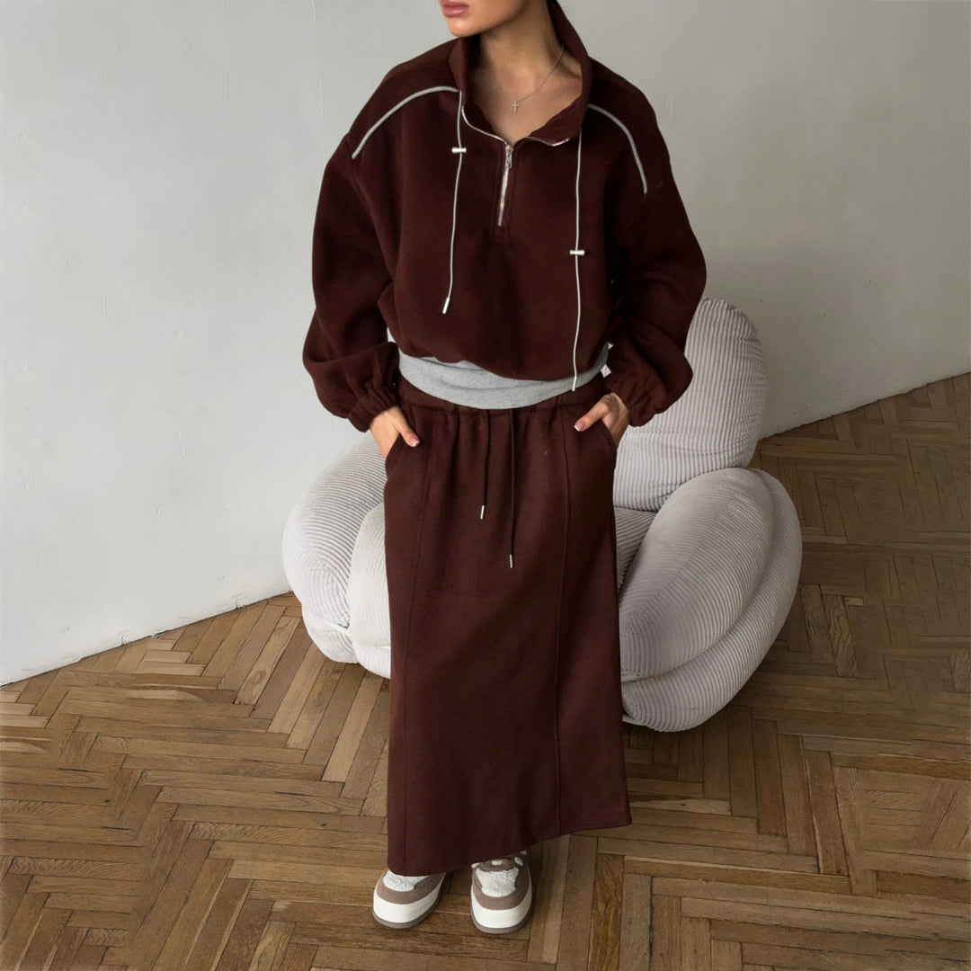 Damer avslappnat sportoutfit med hoodie och maxikjol Mirla-Eva Jonsson