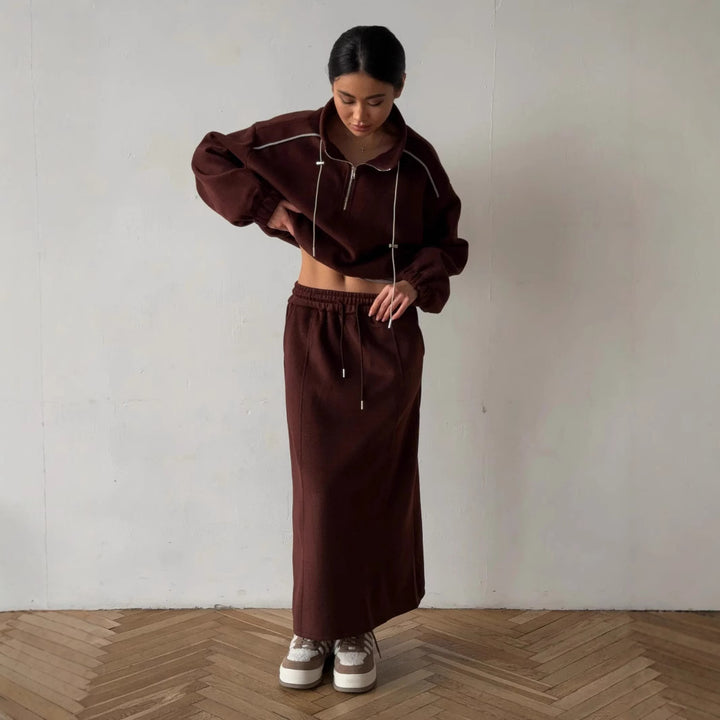 Damer avslappnat sportoutfit med hoodie och maxikjol Mirla-Eva Jonsson
