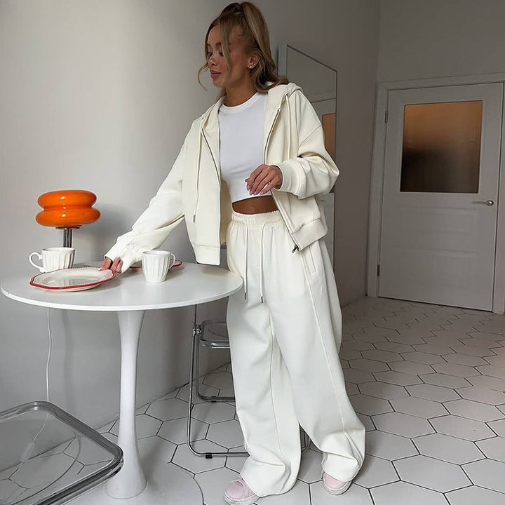 Damer avslappnat sweatset med kort överdel och vida byxor Mirla-Eva Jonsson