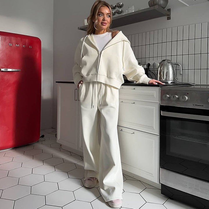 Damer avslappnat sweatset med kort överdel och vida byxor Mirla-Eva Jonsson