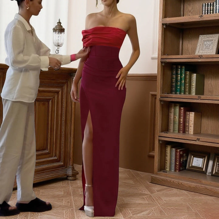Damer axelbandlös aftonklänning med elegant draperingseffekt och hög slits Mirla-Eva Jonsson