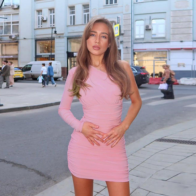 Damer axelbar miniklänning med volangdetaljer och asymmetrisk halsringning Mirla-Eva Jonsson