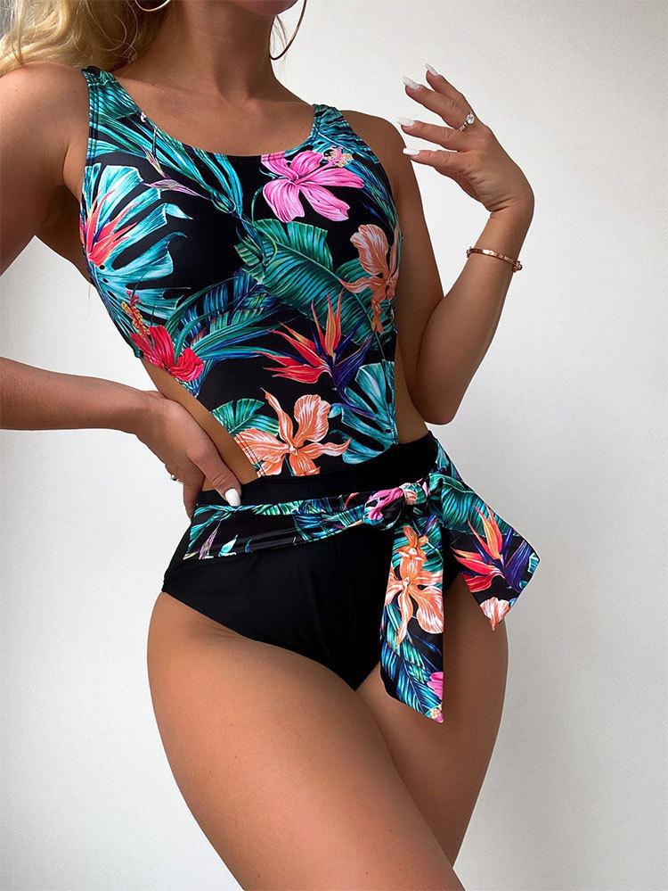 Damer baddräkt med blommigt cut-out-design Mirla-Eva Jonsson