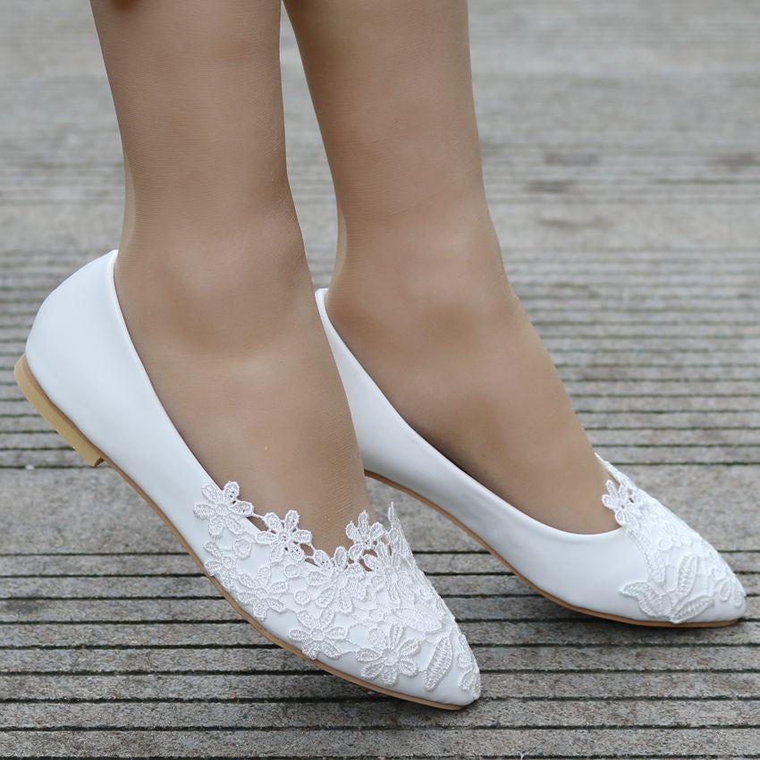 Damer ballerinas i konstläder med ömtåliga spetsdekorationer Mirla-Eva Jonsson