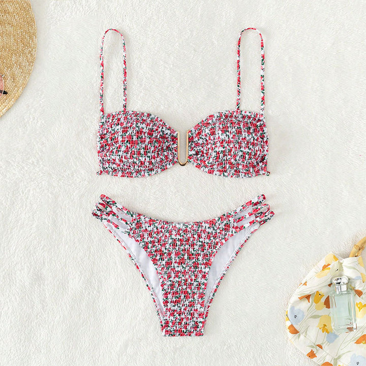 Damer bandeau-bikini med raffinerad volangdesign och trendiga snördetaljer Mirla-Eva Jonsson