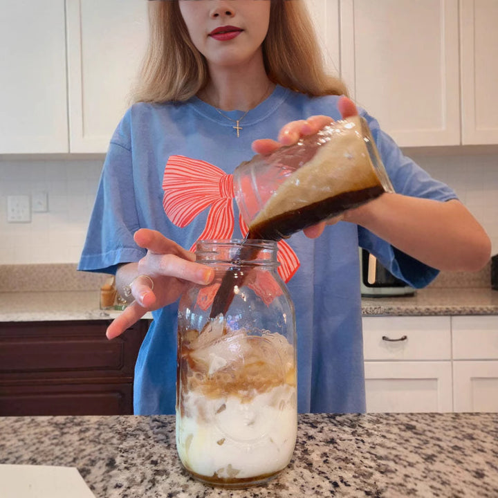 Damer bekväm T-shirt med lekfullt sløjfemotiv Mirla-Eva Jonsson