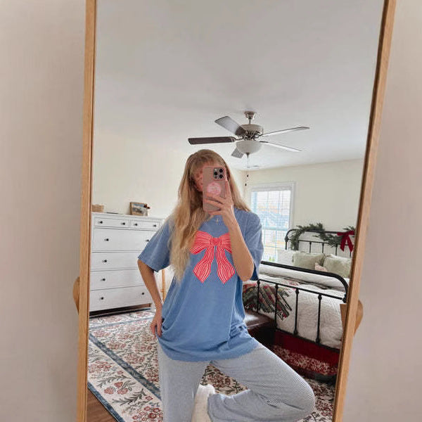 Damer bekväm T-shirt med lekfullt sløjfemotiv Mirla-Eva Jonsson