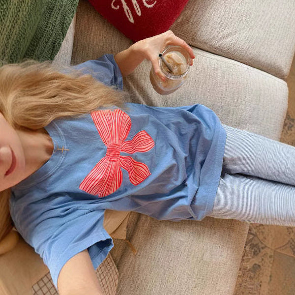 Damer bekväm T-shirt med lekfullt sløjfemotiv Mirla-Eva Jonsson