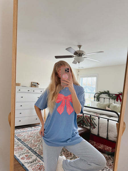 Damer bekväm T-shirt med lekfullt sløjfemotiv Mirla-Eva Jonsson