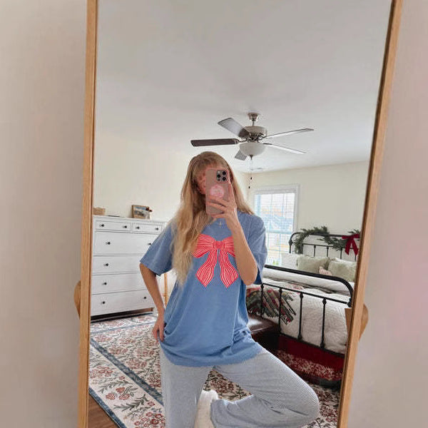 Damer bekväm T-shirt med lekfullt sløjfemotiv Mirla-Eva Jonsson