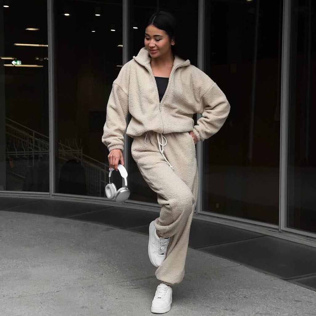 Damer bekväm fleece-hoodie med elastiska mudd och matchande joggingbyxor Mirla-Eva Jonsson