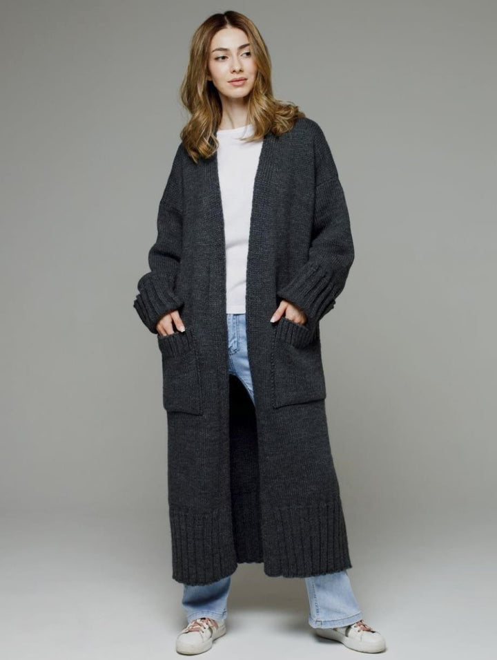 Damer bekväm lång stickad cardigan med fickor och breda ärmar Mirla-Eva Jonsson