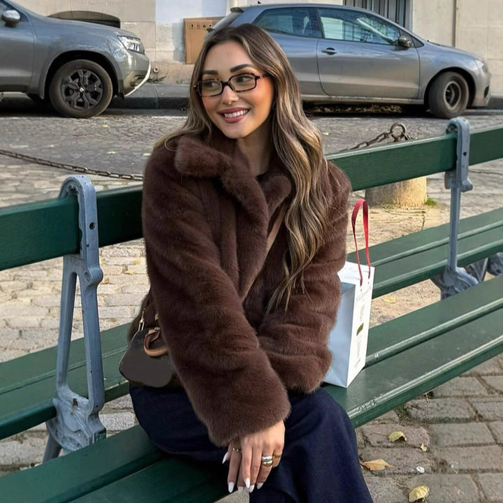 Damer bekväm och stilig kort jacka av konstpälsg Mirla-Eva Jonsson