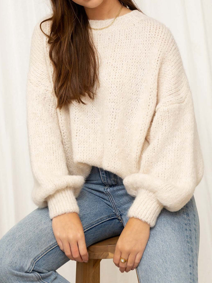 Damer bekväm oversized tröja med voluminösa ärmar och mjukt texturerad stickning Mirla-Eva Jonsson