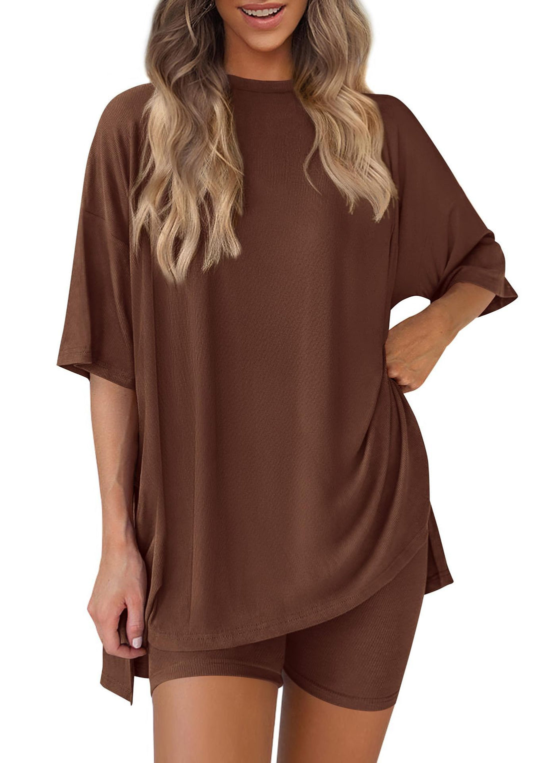 Damer bekväm sport-loungewear-kombination med oversized T-shirt och shorts Eva Jonsson-Eva Jonsson