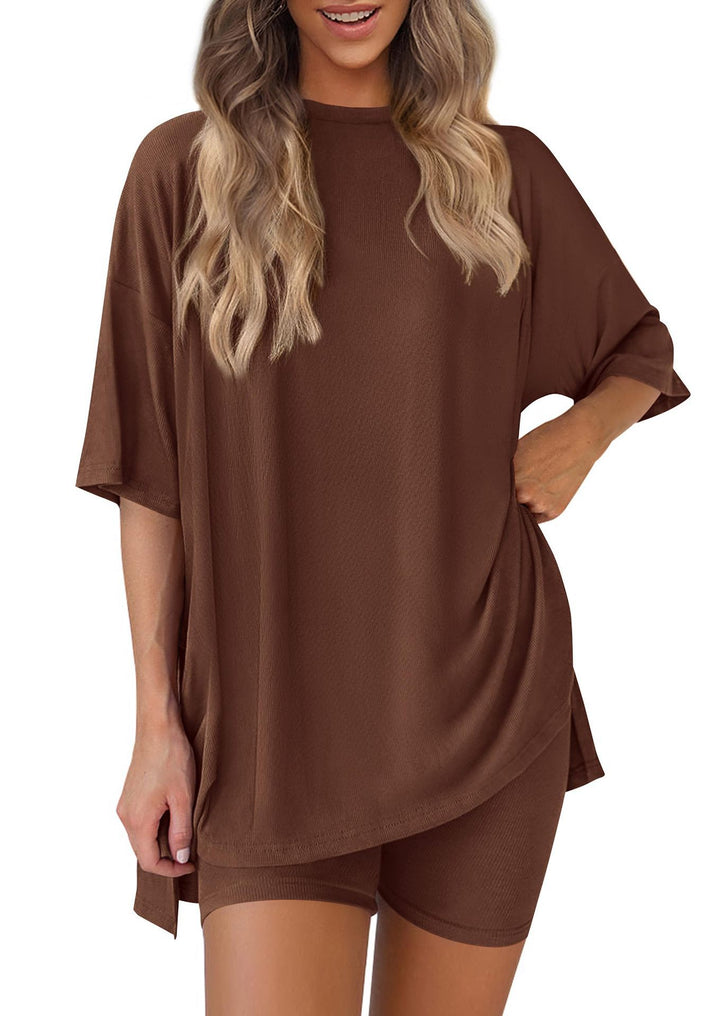 Damer bekväm sport-loungewear-kombination med oversized T-shirt och shorts Eva Jonsson-Eva Jonsson