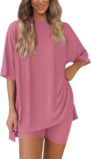 Damer bekväm sport-loungewear-kombination med oversized T-shirt och shorts Eva Jonsson-Eva Jonsson