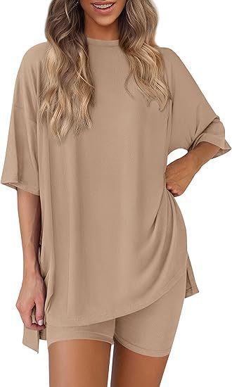 Damer bekväm sport-loungewear-kombination med oversized T-shirt och shorts Eva Jonsson-Eva Jonsson