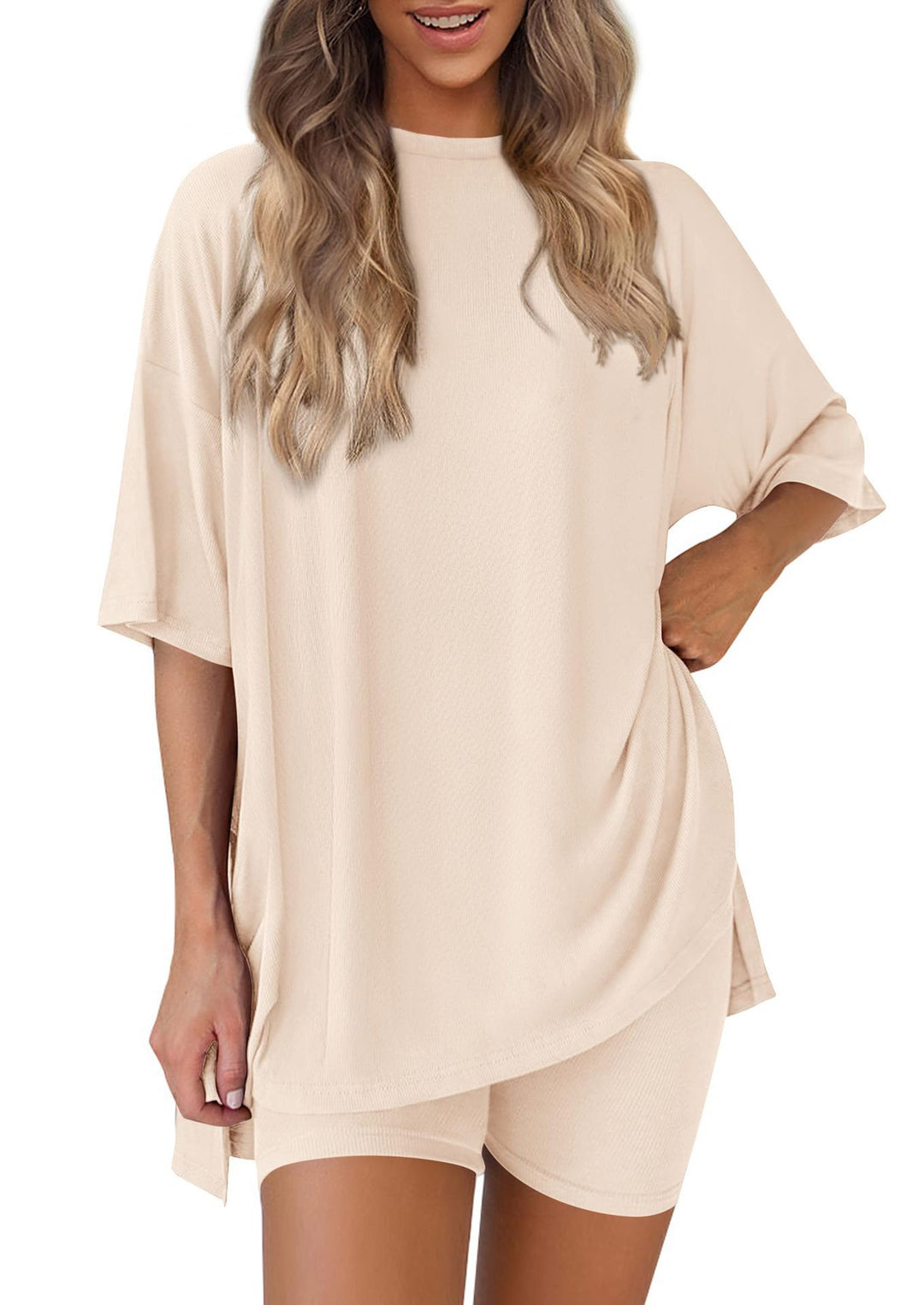 Damer bekväm sport-loungewear-kombination med oversized T-shirt och shorts Eva Jonsson-Eva Jonsson