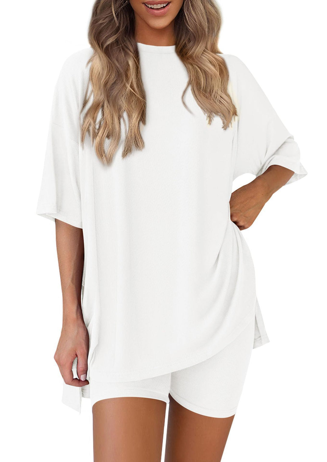 Damer bekväm sport-loungewear-kombination med oversized T-shirt och shorts Eva Jonsson-Eva Jonsson
