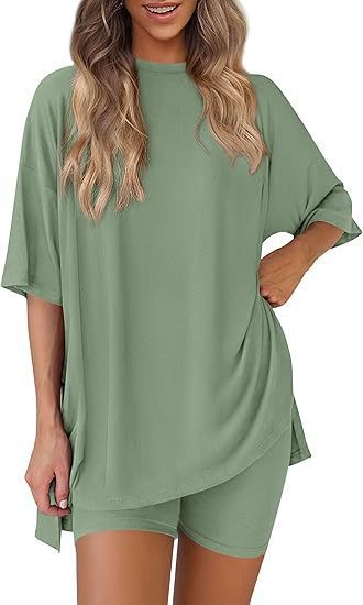 Damer bekväm sport-loungewear-kombination med oversized T-shirt och shorts Eva Jonsson-Eva Jonsson