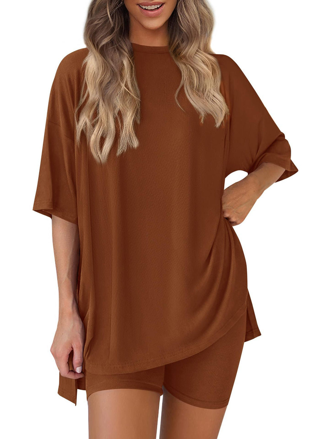 Damer bekväm sport-loungewear-kombination med oversized T-shirt och shorts Eva Jonsson-Eva Jonsson