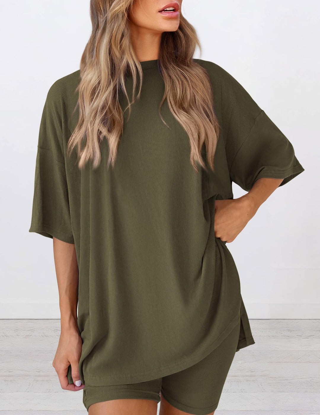 Damer bekväm sport-loungewear-kombination med oversized T-shirt och shorts Eva Jonsson-Eva Jonsson