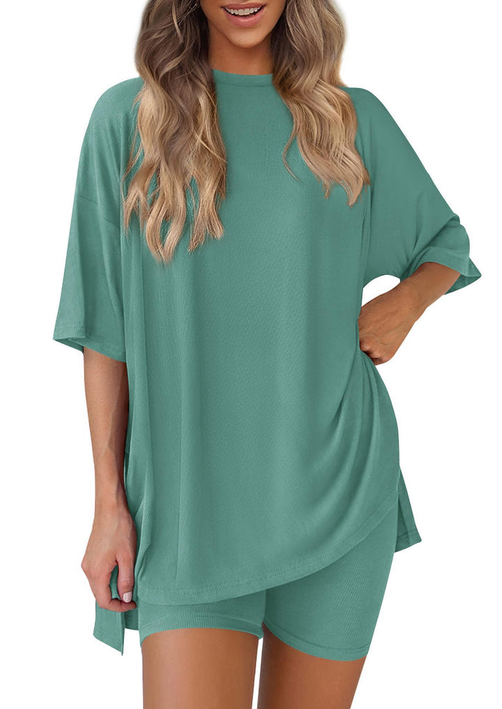 Damer bekväm sport-loungewear-kombination med oversized T-shirt och shorts Eva Jonsson-Eva Jonsson