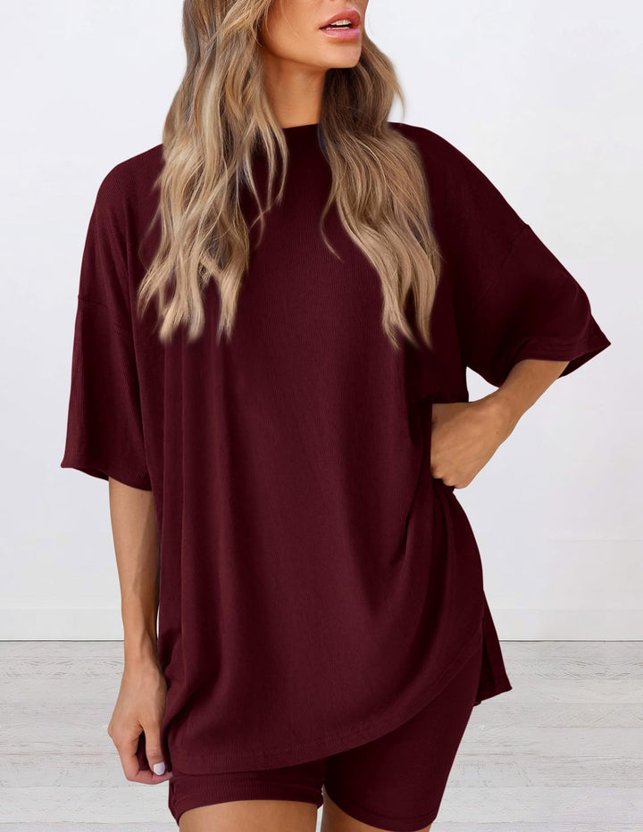 Damer bekväm sport-loungewear-kombination med oversized T-shirt och shorts Eva Jonsson-Eva Jonsson