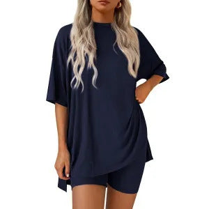 Damer bekväm sport-loungewear-kombination med oversized T-shirt och shorts Eva Jonsson-Eva Jonsson
