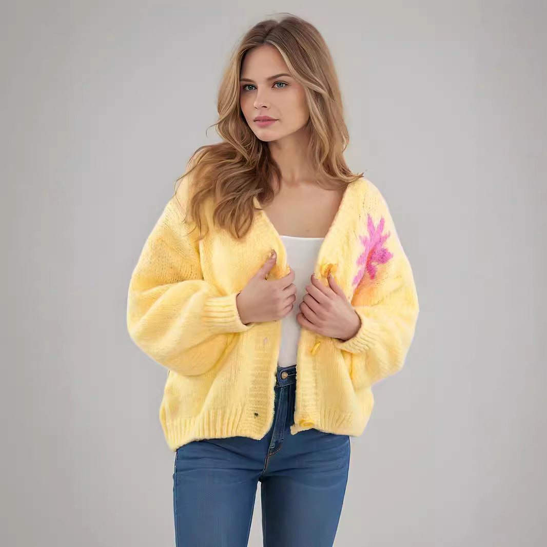 Damer bekväm stickad cardigan med blommig design och moderna knapppdetaljer Mirla-Eva Jonsson