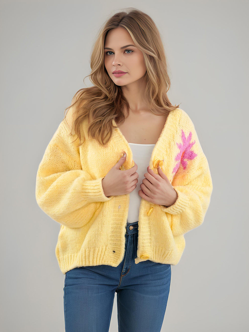 Damer bekväm stickad cardigan med blommig design och moderna knapppdetaljer Mirla-Eva Jonsson