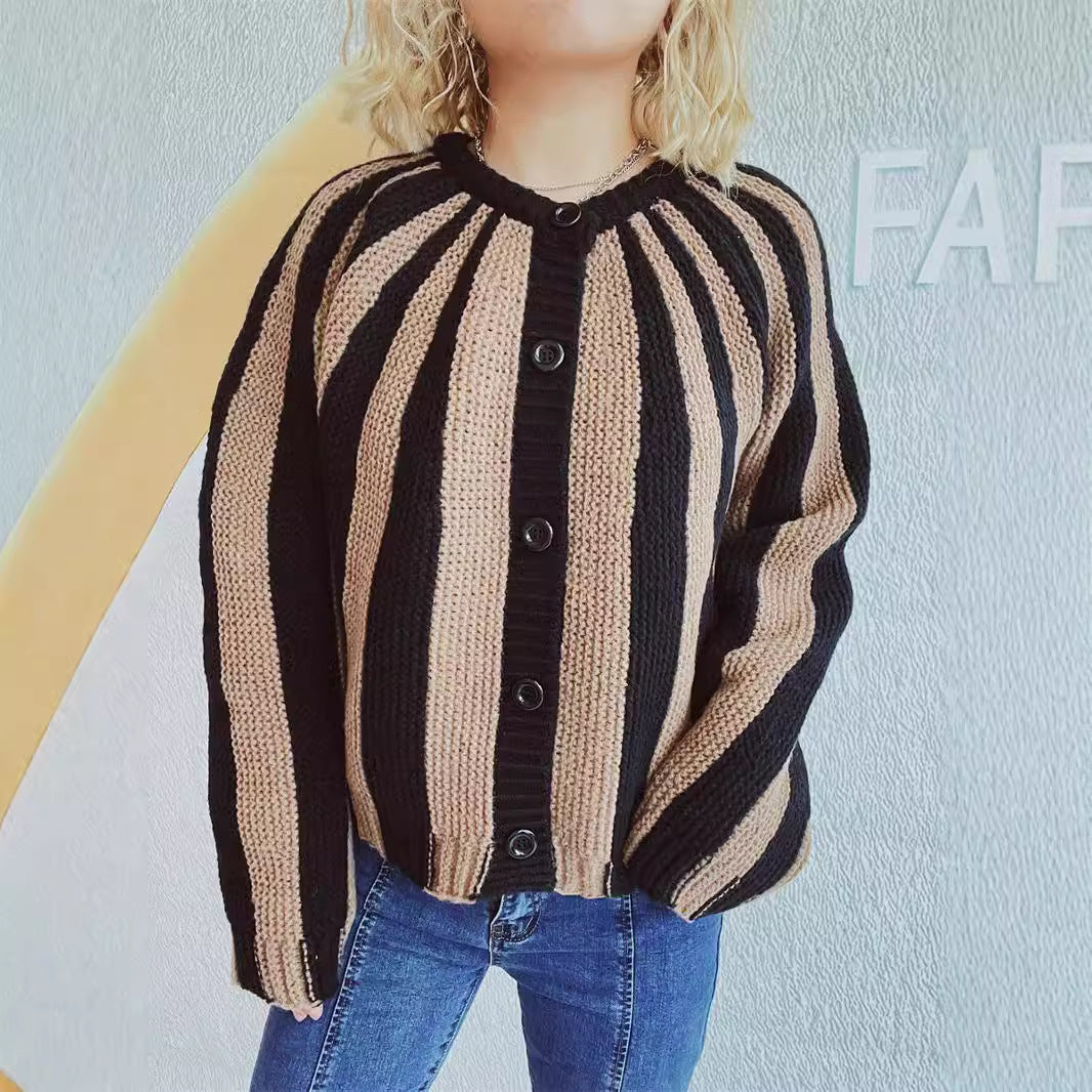 Damer bekväm stickad cardigan med randig design och moderna knapplösningar Mirla-Eva Jonsson