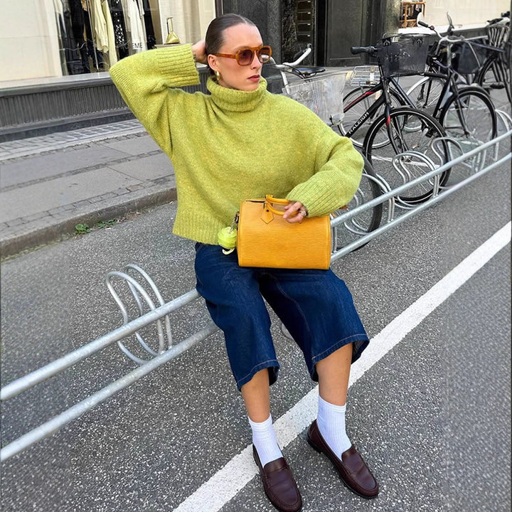 Damer bekväm stickad tröja med hög krage och överlappande axlar Eva Jonsson-Eva Jonsson