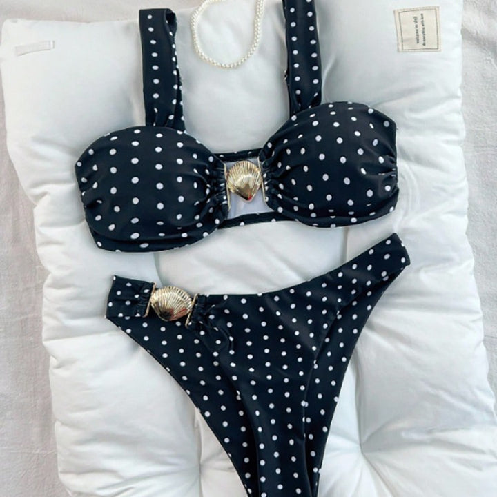 Damer bikini med dekorativa volanger och gyllene accenter Mirla-Eva Jonsson