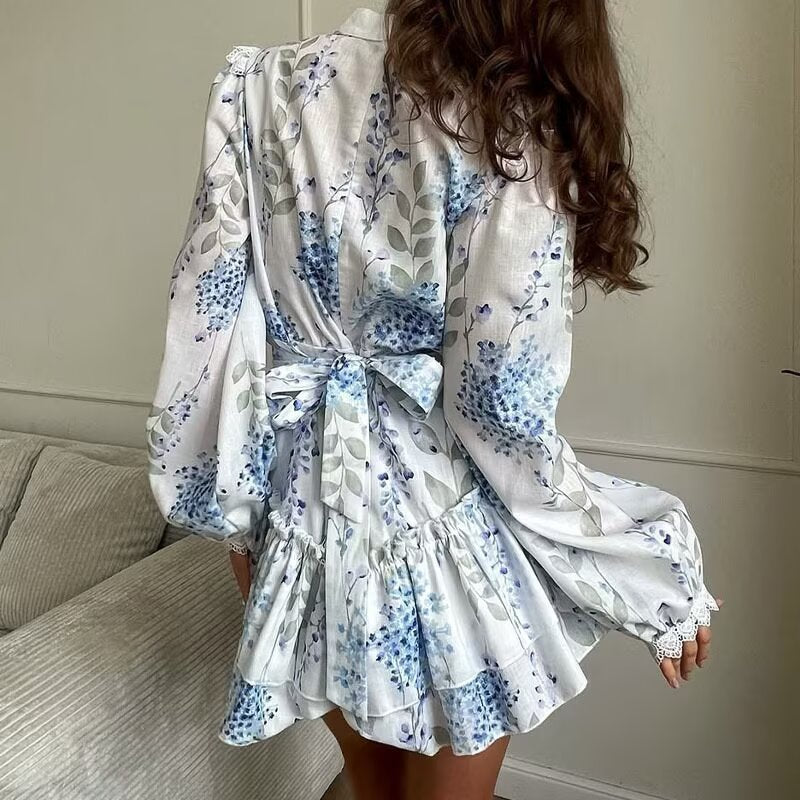 Damer blommig klänning med voluminösa volanger och elegant bindebälte Mirla-Eva Jonsson