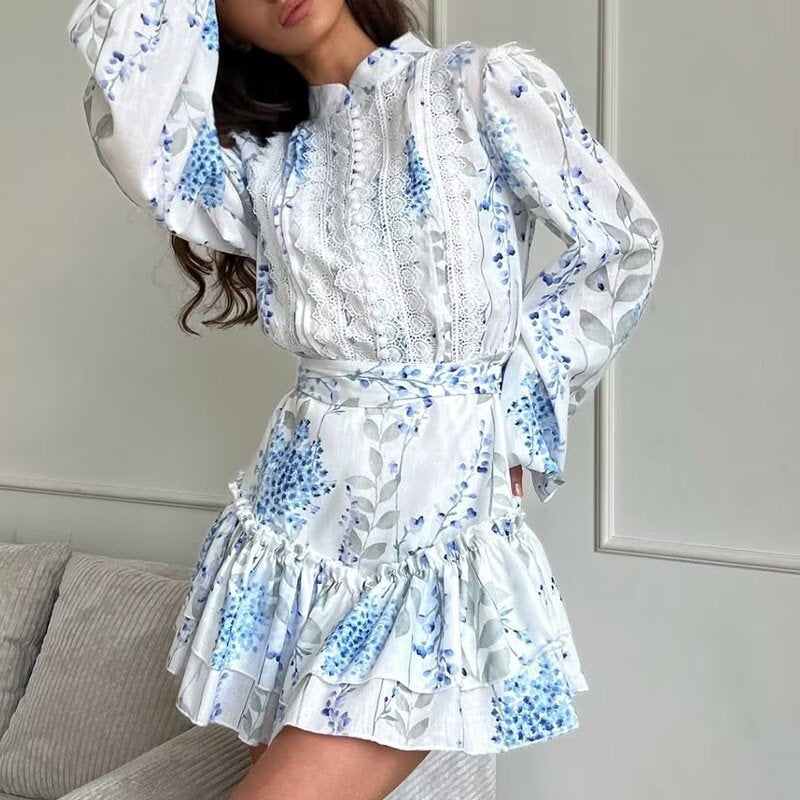 Damer blommig klänning med voluminösa volanger och elegant bindebälte Mirla-Eva Jonsson