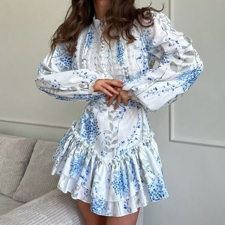 Damer blommig klänning med voluminösa volanger och elegant bindebälte Mirla-Eva Jonsson