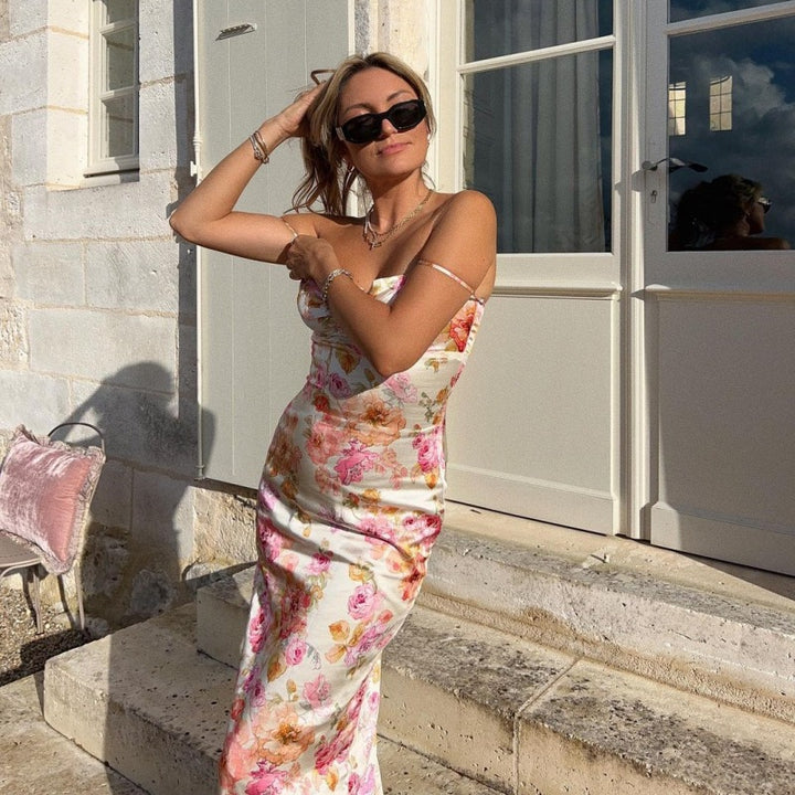 Damer blommig maxiklänning med justerbara axelband och figurnära skärning Mirla-Eva Jonsson