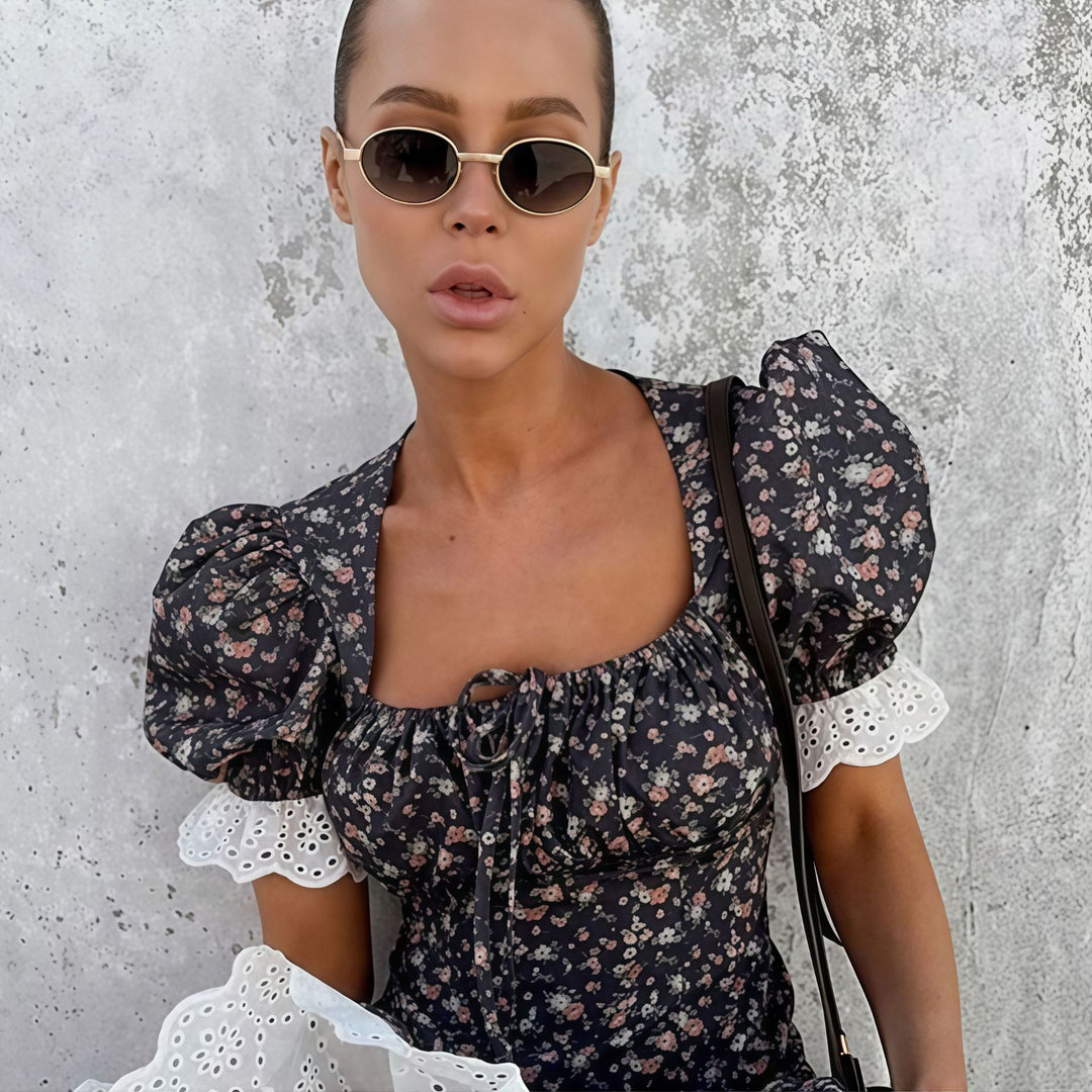 Damer blommönster blus med voluminösa puffärmar och spetsdetalj Mirla-Eva Jonsson