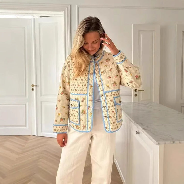 Damer blommönstrad quiltjacka med praktiska fickor och modern skärning Mirla-Eva Jonsson